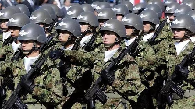 日本自卫队为补充人力，放宽征兵条件，有一些中国人在日本参军了，他们能不能受到歧视