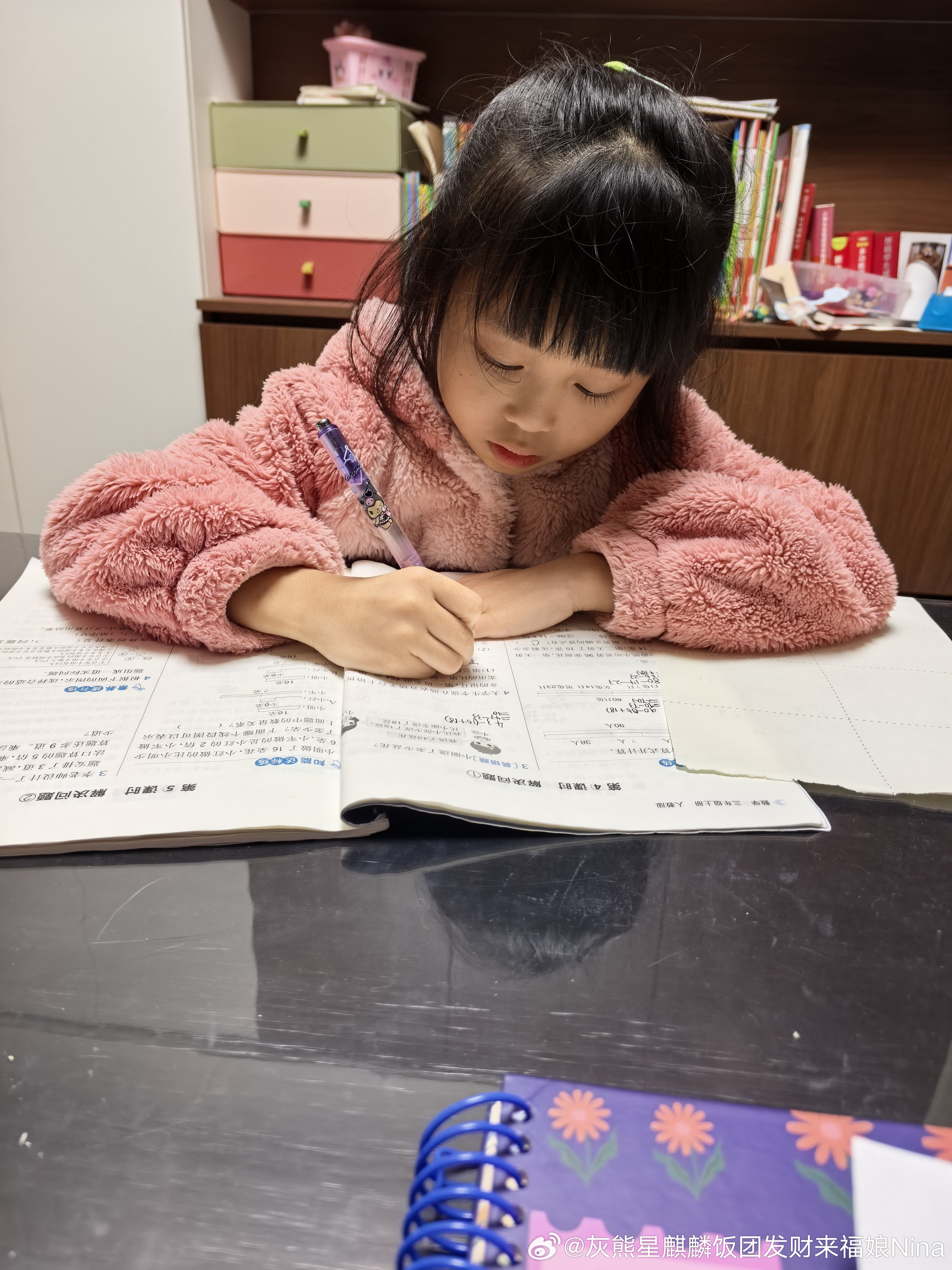 想要小娃娃自觉是不可能的！不看着 十几个生字抄一小时[无聊]妮娜一家[超话]饭团
