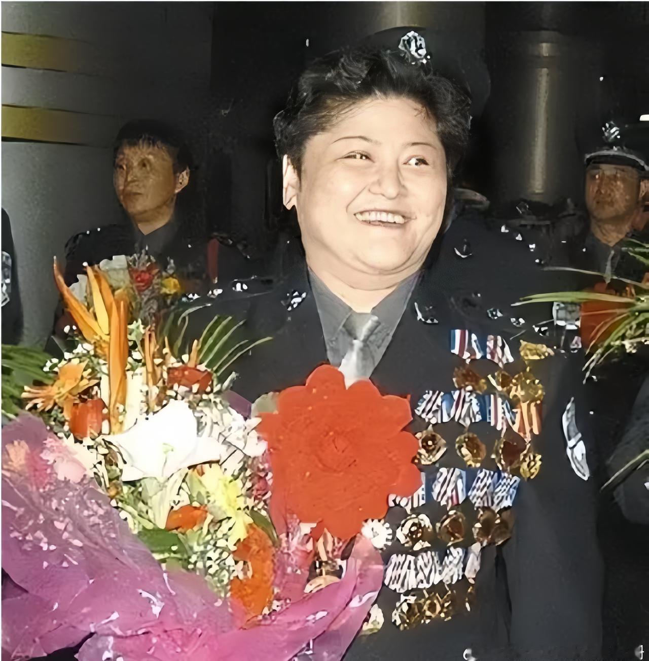 1988年，郑州一位姑娘被两名大汉架着胳膊塞进出租车。飞驰的车突然急刹，姑娘顺势