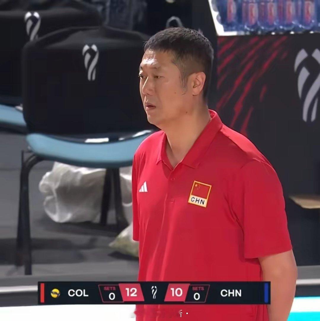 中国女排第二局23:25失利，赵勇光火，直接开骂，甩脸色​这局球李吴轮翻上场但效