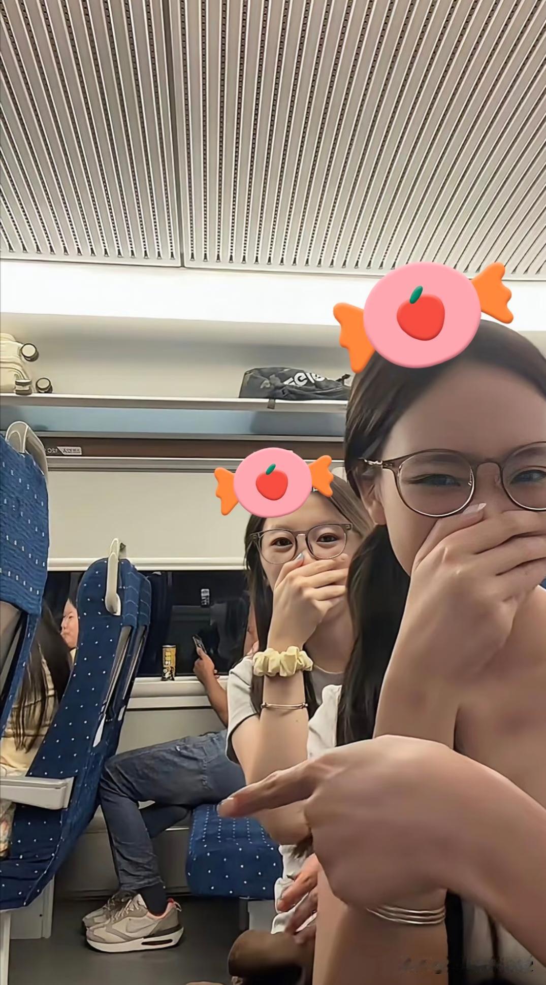 夏天来了，谁能管管高铁上的不文明行为。乘务员过来说一次他就收敛了3分钟，又脱掉了