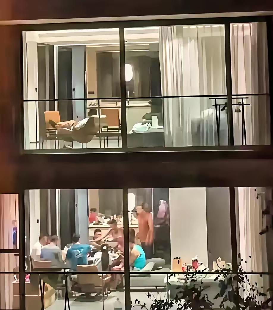 有的网友点评真是一针见血，
她说家里热闹是好，
但如果你是那个别人都坐着闲唠嗑你