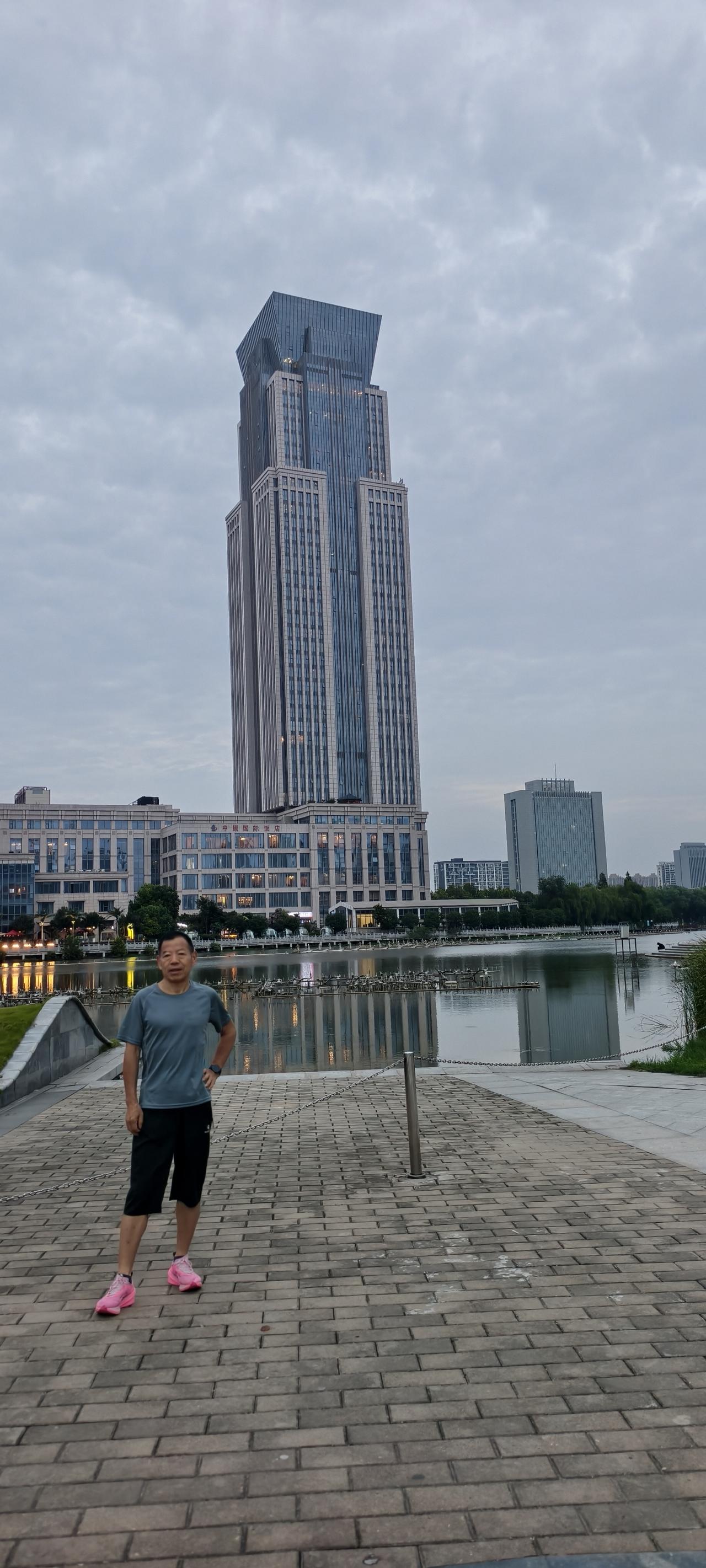 随手拍一张城市地标打卡照片许昌中原国际饭店，十月三号这一天，竟接待了十三场婚礼！