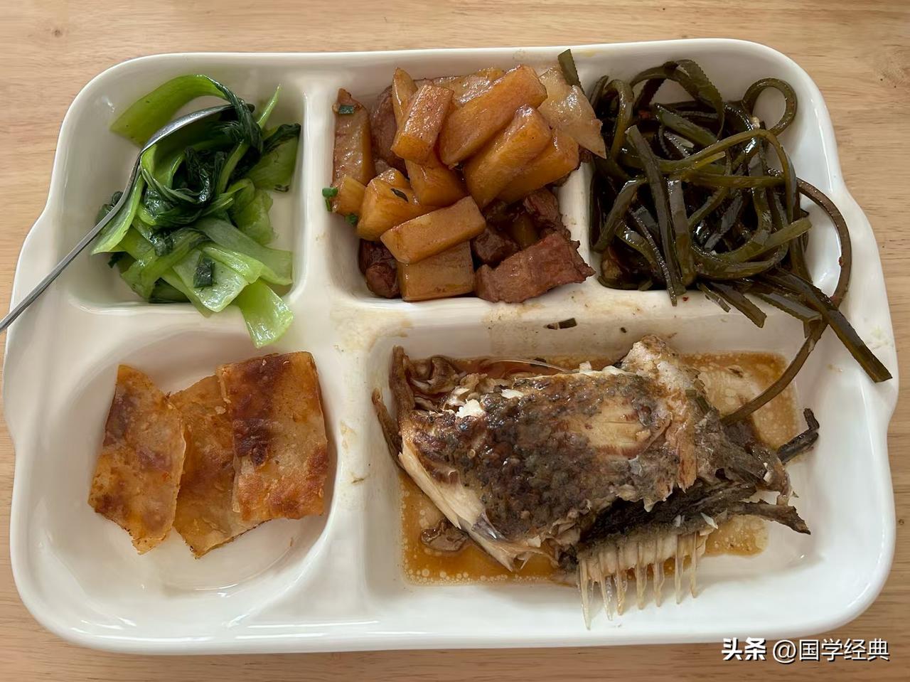 今晚晚餐可还好，随便吃吃，不想做饭了今晚周末的晚餐 今晚吃晚餐 晚餐暖心 今晚就