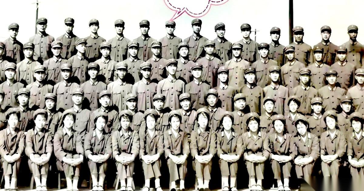 不到50块钱的退伍费，你让我拿头去买新衣服啊？
很多人问，你们老兵退伍了怎么还爱