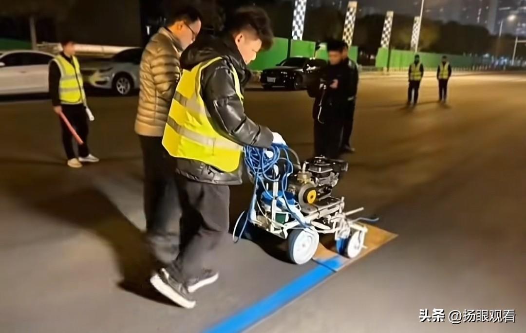 扬马细节拉满✨经典赛道首次画上「蓝线」，跑PB直接抄近道！
 
我觉得今年扬马真