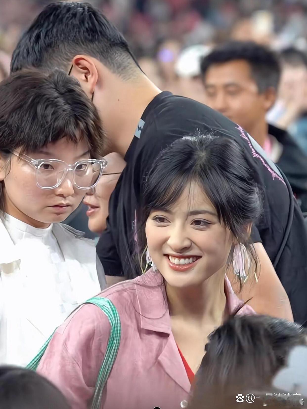 为什么她有法令纹却不丑？ ​​​