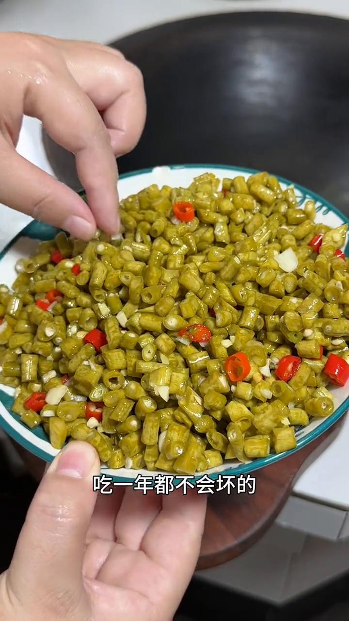 姐妹们，你们看，我用矿泉水瓶腌的豆角才3天就腌的透透的了，又酸又脆的。而且用这种