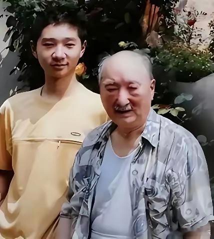 演员陈佩斯说，我小时候过得太幸福了，五六十年代，父亲月工资250元，五七、五八年