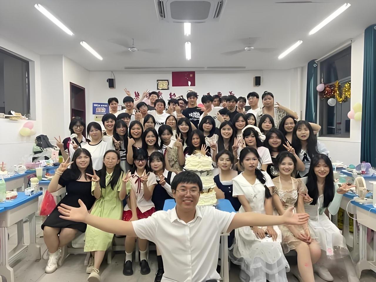 相差8岁！00后班主任带班三年，把垫底班级带成年级第一

00后班主任唐增辉走红