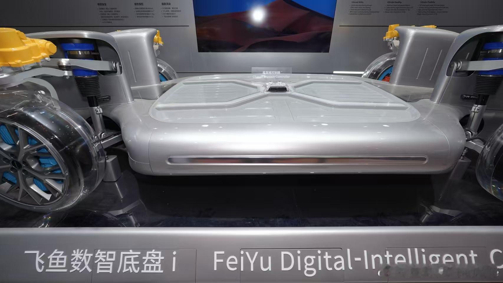 老铁们，今儿北京车展上啊，就奇瑞品牌的台子啊，老外老多了！作为自主力量出口第一大