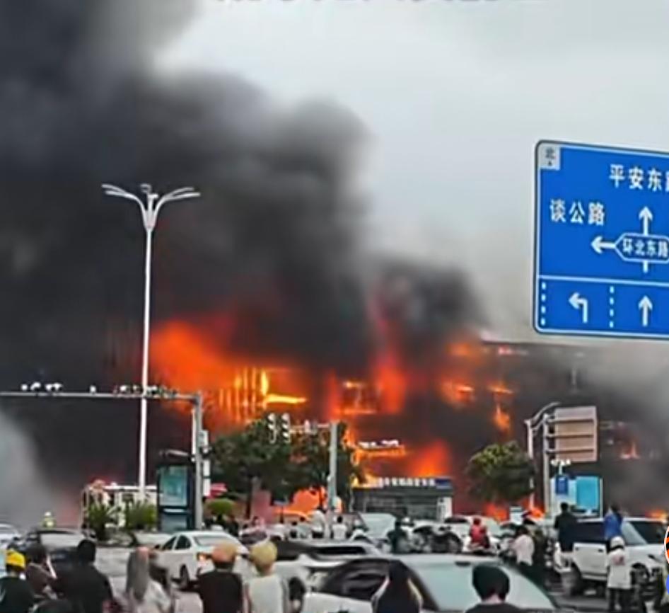 浙江嘉善沿街一店铺突发火灾
8月10日，浙江嘉兴嘉善一临街商铺起火，消息传出引发
