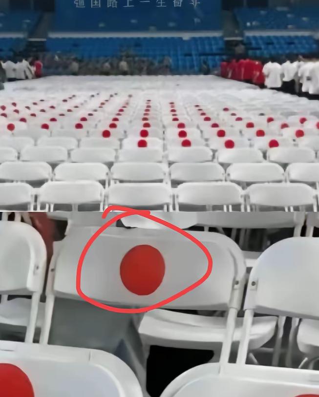 武大93用这图案恶心人？


武汉大学这事有点让人想不通
一个红色圆点图案出现在