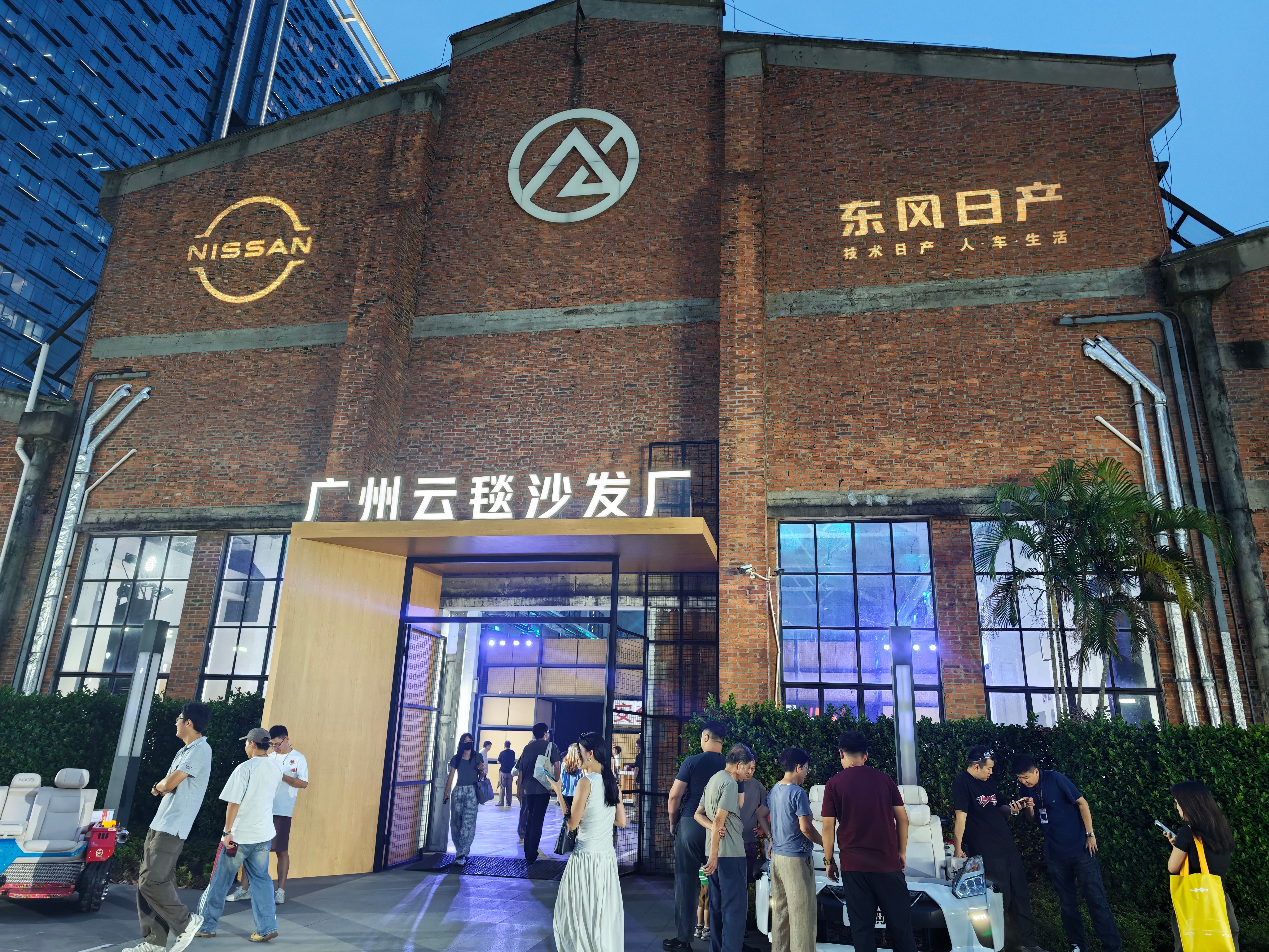 来看新N7了，直接在沙发厂搞了，日产大沙发名不虚传[赞]新N7把发布会开在了沙发