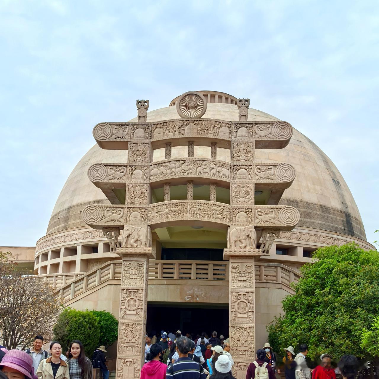 在白马寺国际佛教区打卡了印度风格寺庙，一眼就认出是复刻桑奇大塔的设计。

土黄色