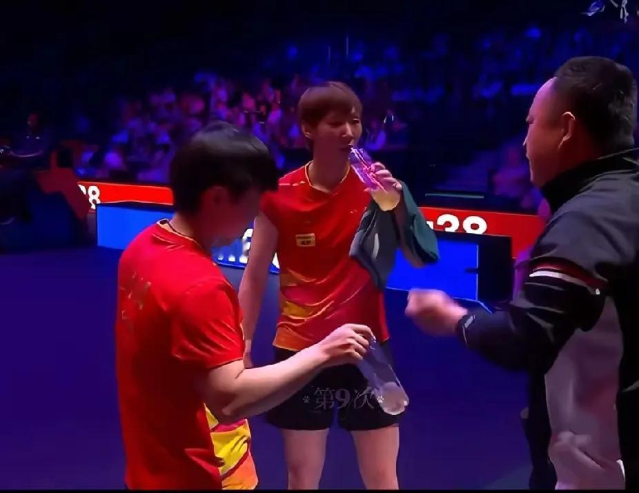 被莎莎可爱到了！双打水间小插曲
 
刚刷到WTT美国大满贯女双赛场超可爱一幕！双