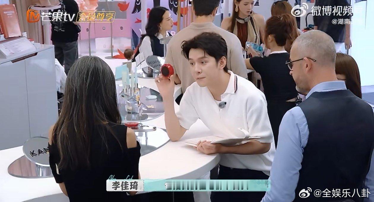 论李佳琦在渠道拓展的专业度 巴黎合伙人 李佳琦在巴黎的渠道拓展之旅，充满了智慧与