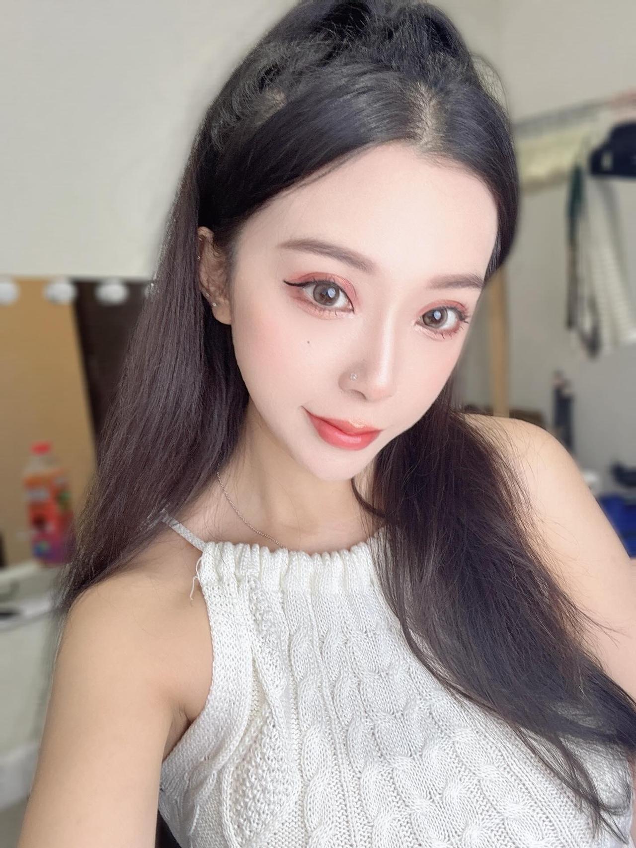 白毛衣配红妆，绝！