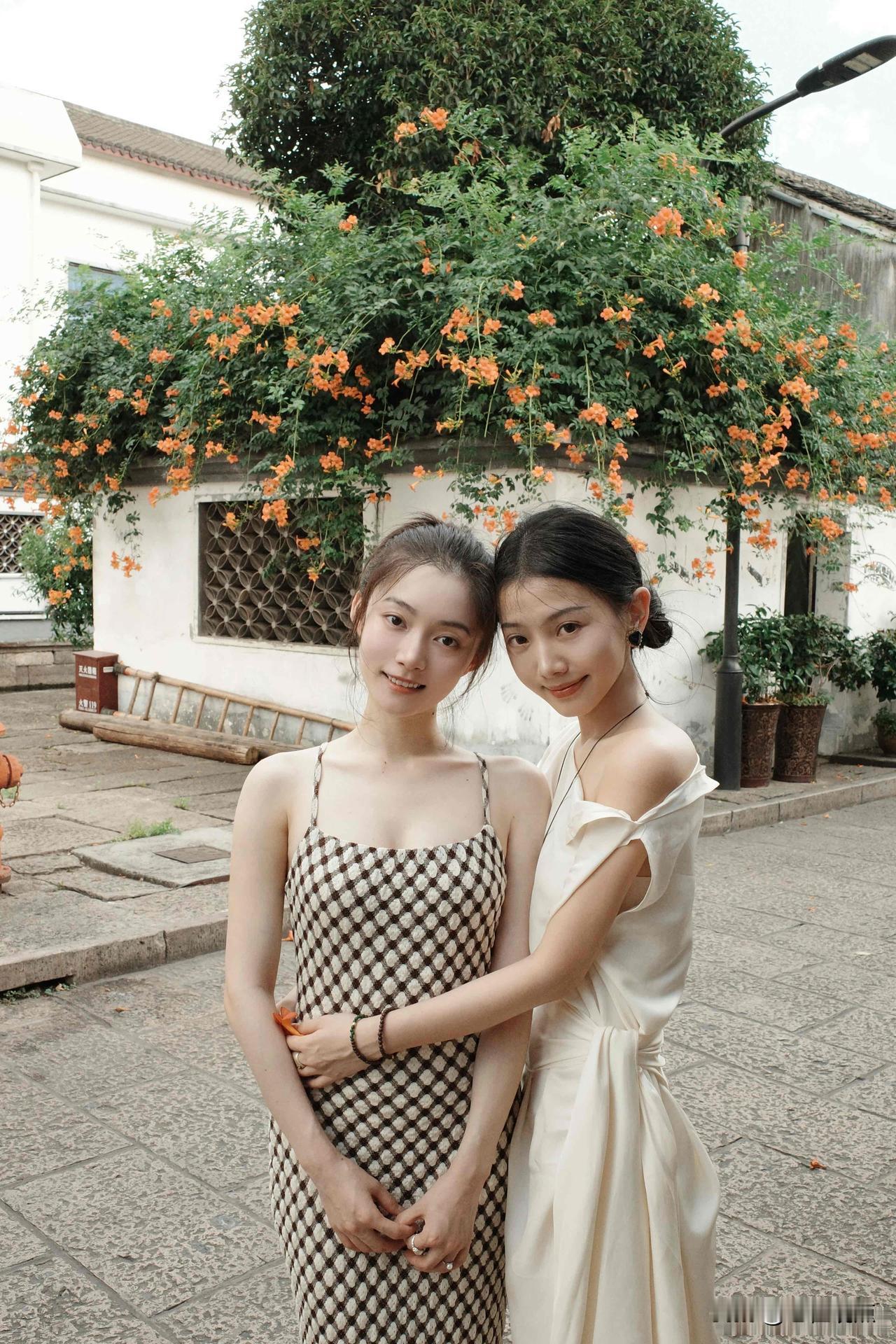 很喜欢这个调调眼神有点甜