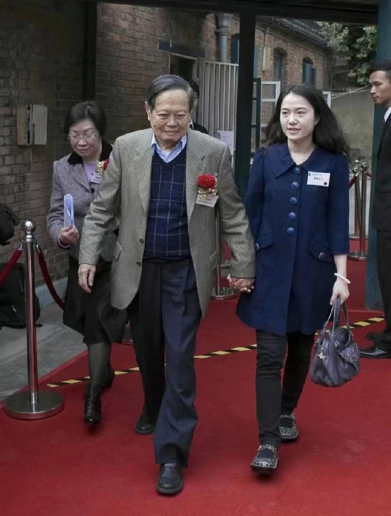 杨振宁与翁帆
On Reaching Age Ninety
九十抒怀
Mine 