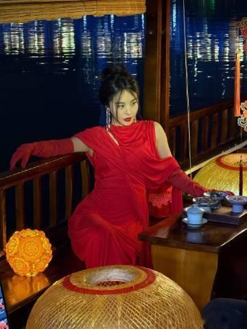 李菲儿一袭红衣  李菲儿红衣live图 在浪潮声中，李菲儿着一袭华丽红衣，与海滨