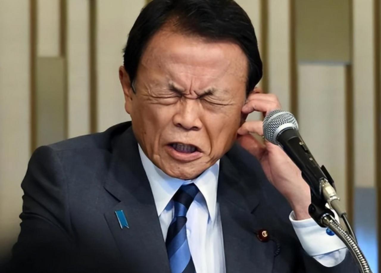 在日本政客中，那个歪嘴子麻生太郎是出了名的反华。
其实他的反华是有遗传的，他的祖