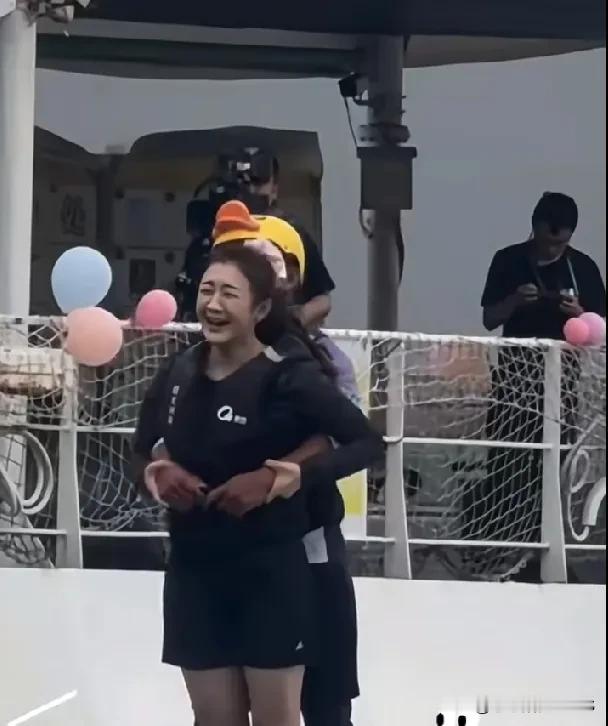 世界冠军可都是厉害角色，哪还管什么男女授受不亲呢！陈梦的穿着很得体，后面的小哥笑