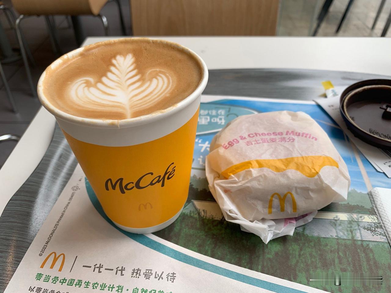 今天早上出门上班，顺路去麦当劳买早餐，等候的时候刚好站在操作区旁边。我清清楚楚看