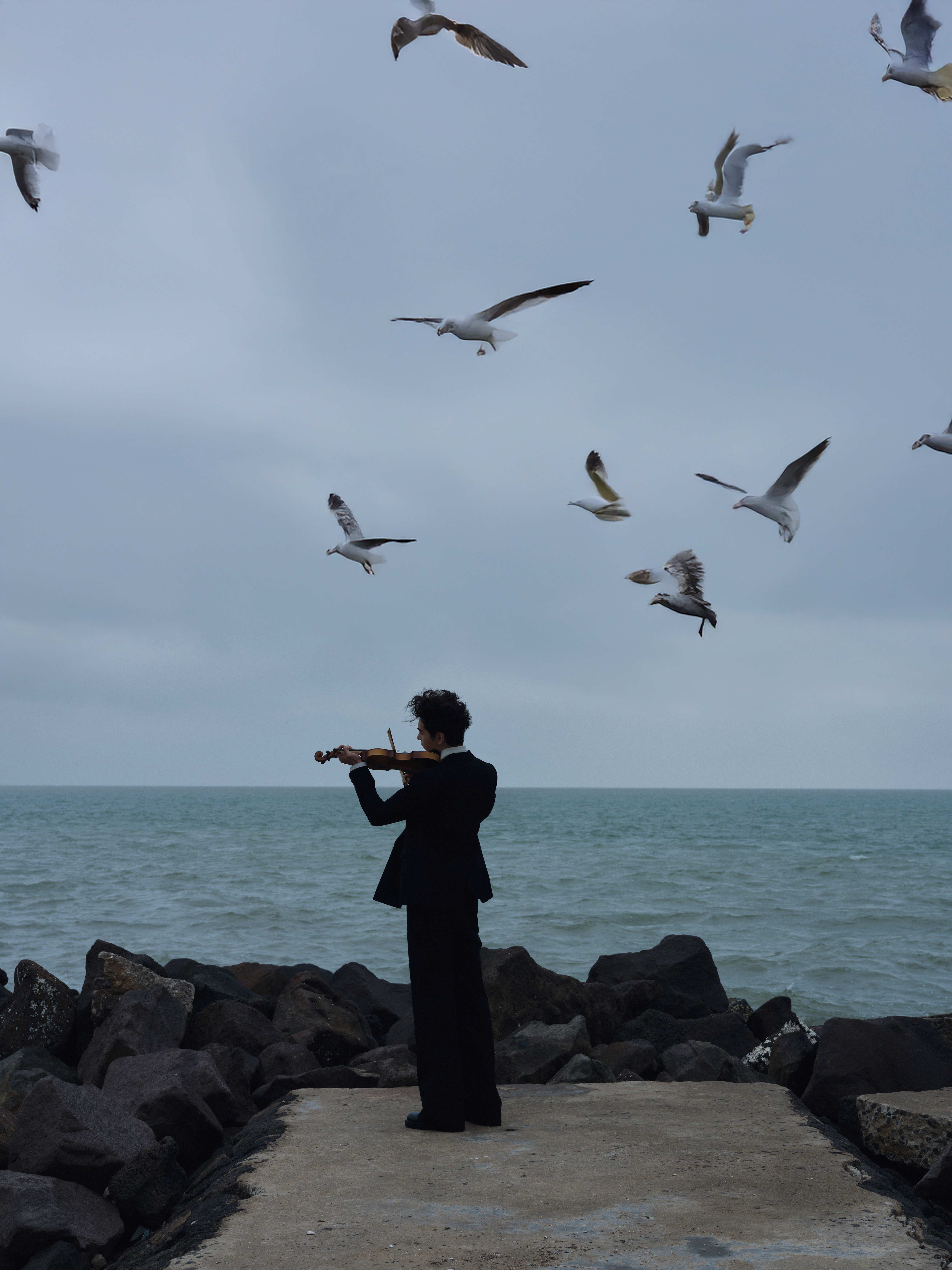 陈星旭星光大赏出发图自带bgm 陈星旭这组出发图宛如旷野里的提琴叙事诗，冷冽的暗