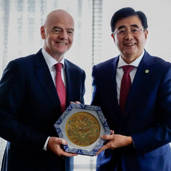 因凡蒂诺晒照与宋凯合影 北京时间4月28日下午，国际足联主席因凡蒂诺通过个人社交