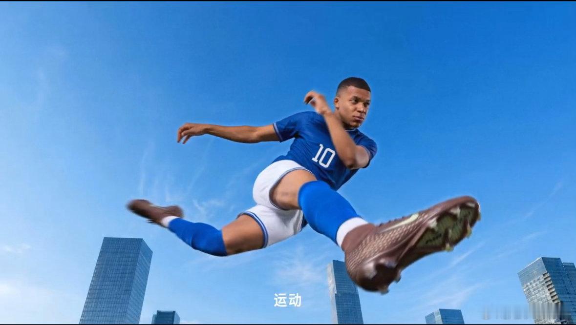 姆巴佩以瞬间爆发撕裂对方防线而闻名世界，每一次爆发冲刺后，身体流失的不止水分，还