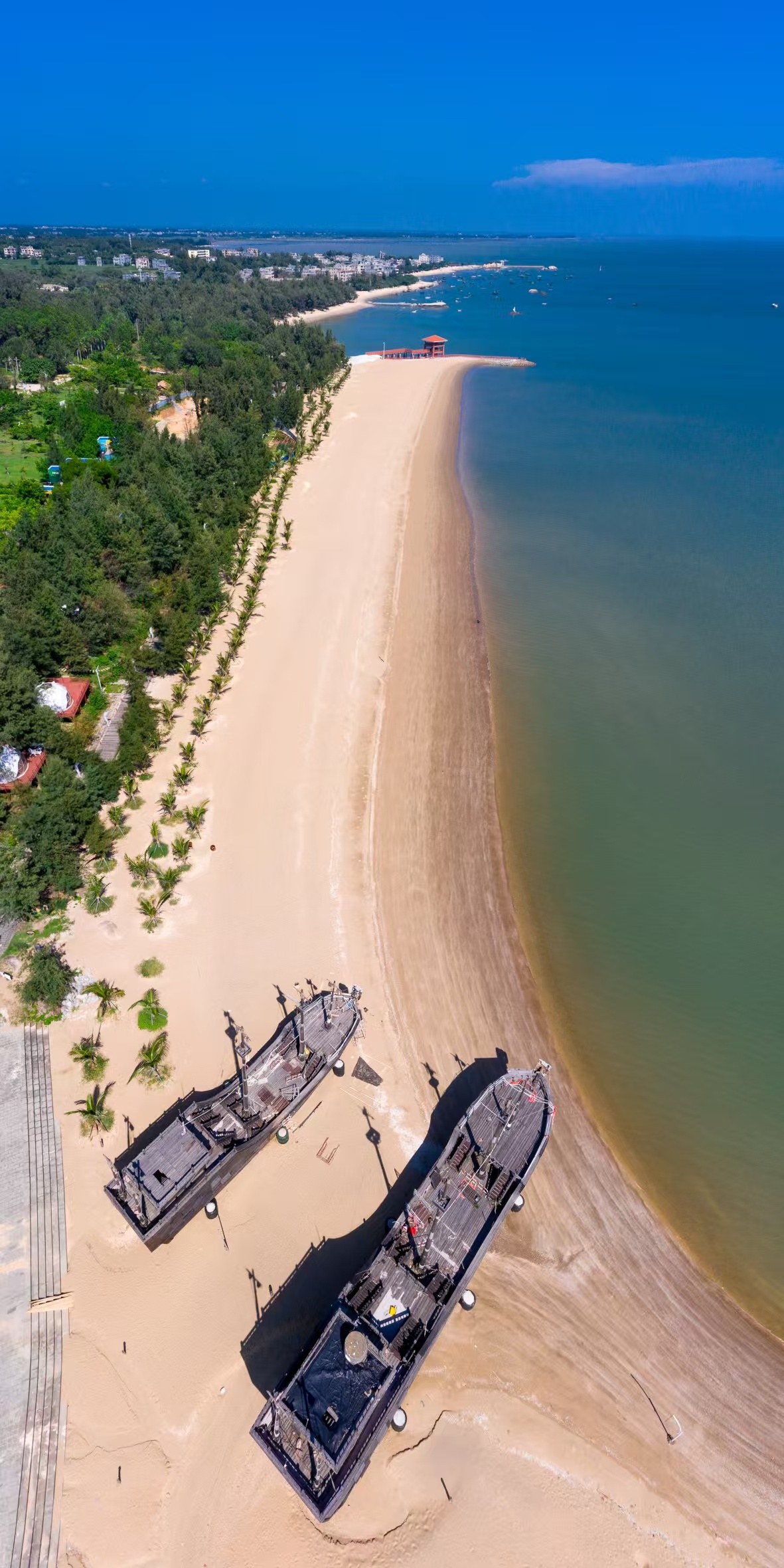 钦州陶韵山海情 三娘湾景区观看中华白海豚。三娘湾旅游管理区位于钦州市犀牛脚镇南面
