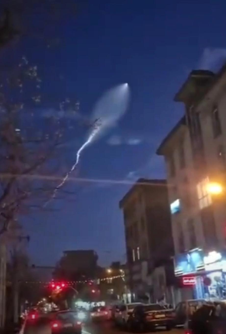 伊朗首次发射了第一枚塞吉尔导弹。

“塞吉尔”是伊朗研制的两级固体燃料中程弹道导