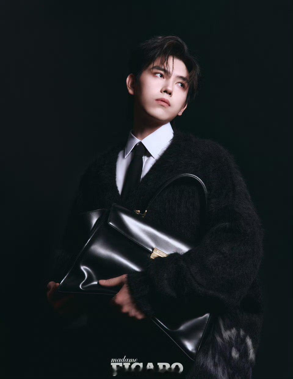 陈飞宇费加罗生日刊上线巴黎世家加持的真王子阿瑟这张帅脸就应该多上时尚大片！ 