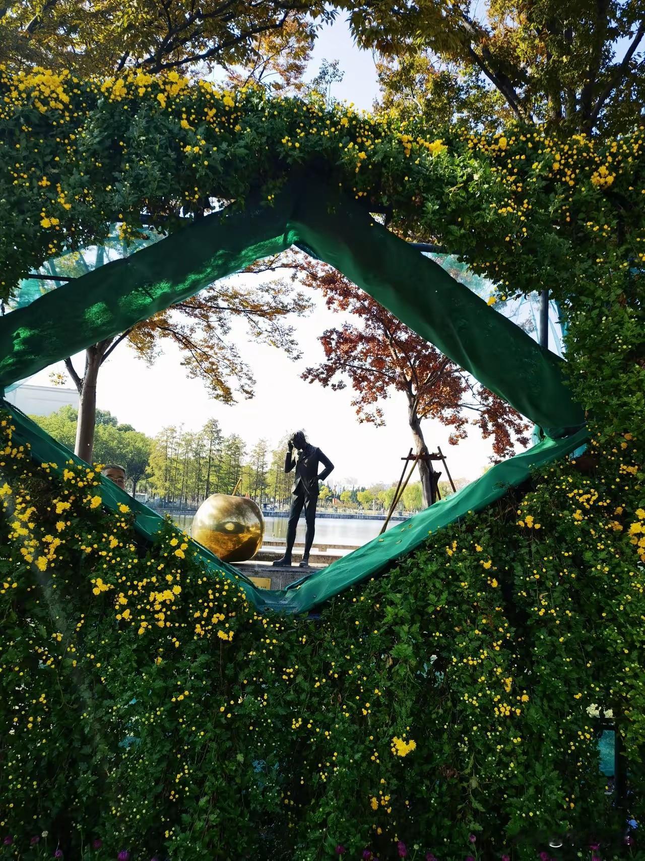在上海大学，“牛顿与苹果”这个场景真的太有冲击力了。牛顿被苹果砸中脑袋进而发现万