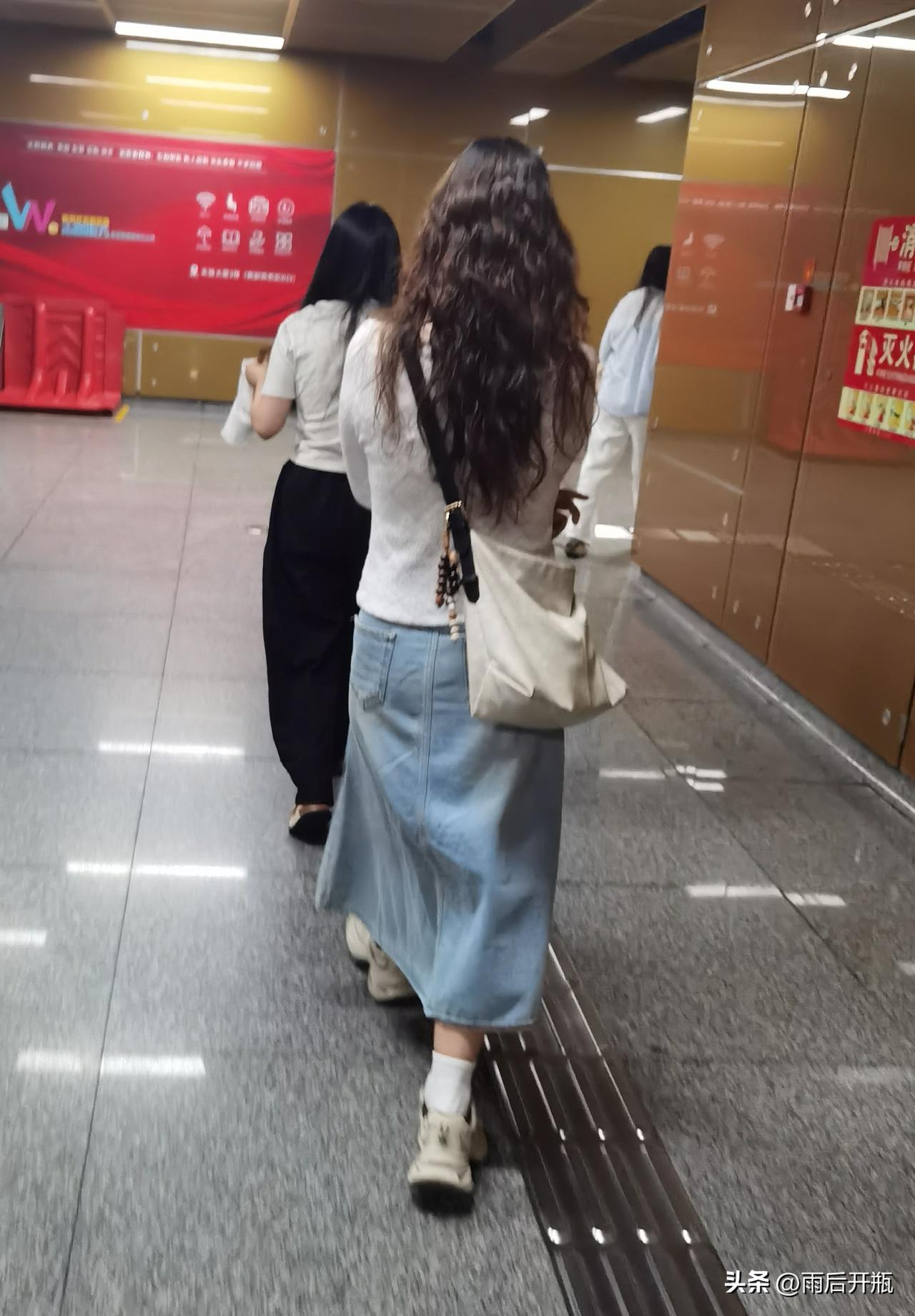 清丽脱俗，背影婆娑…