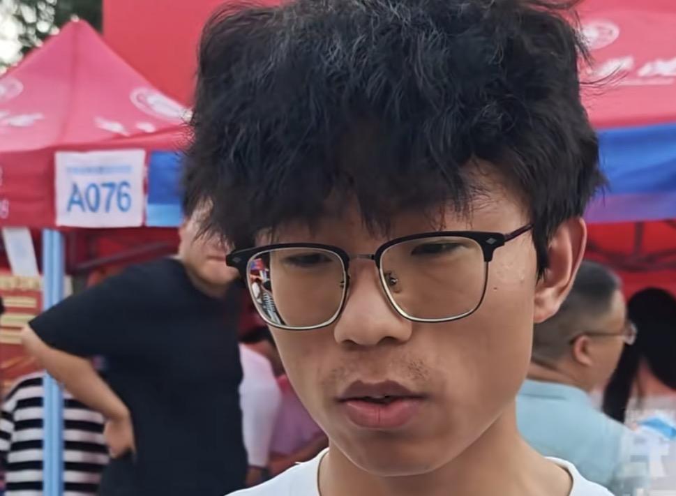 河南郑州一考生，考前2个月戒掉手机，成绩直接提高一万多名，对此你怎么看？
在讲述