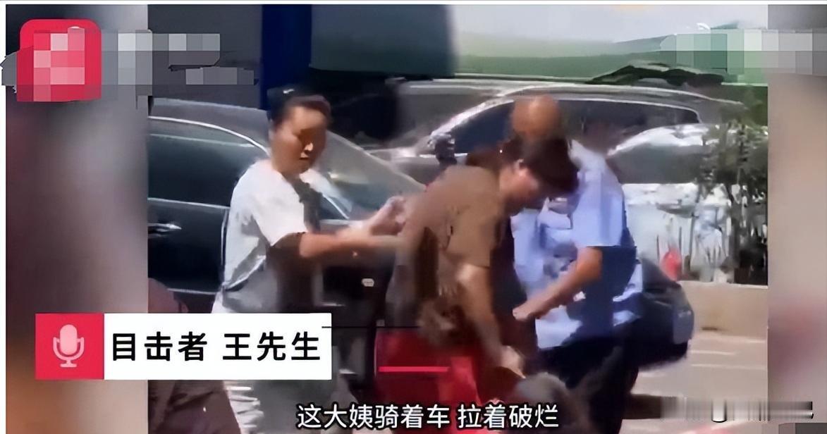 太恶毒了！辽宁沈阳，拾荒老人顶着烈日，在街上捡垃圾，老人的三轮车被两女子的车挡住