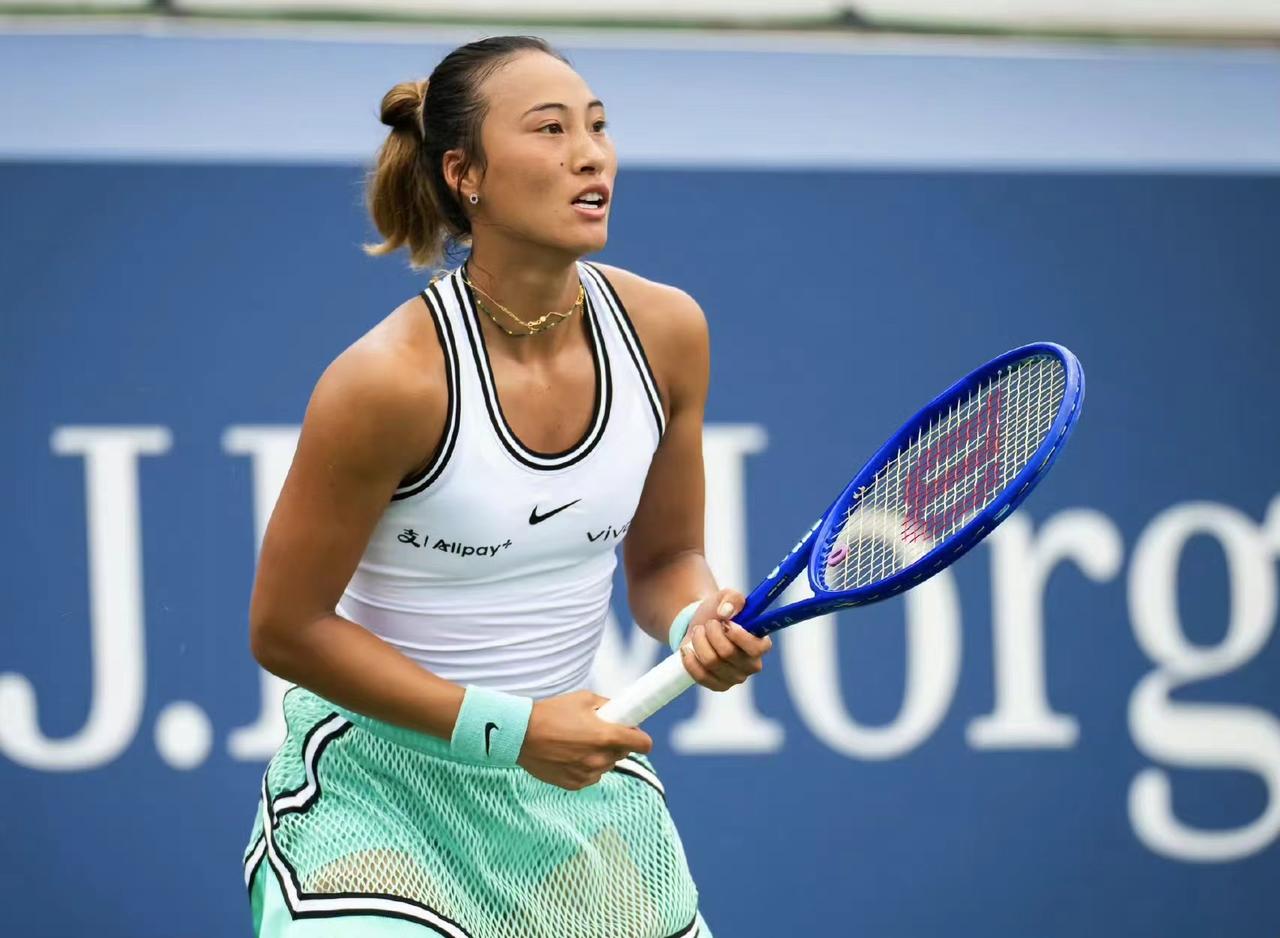 2026美网女单首轮，中国选手郑钦文以大比分2-1击败年仅16岁的俄罗斯新星柳托