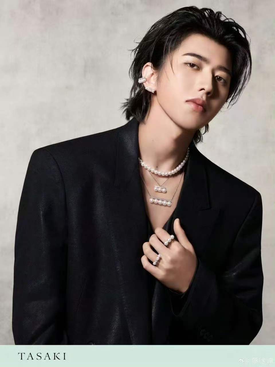 蔡徐坤全套珍珠配饰蔡徐坤珍珠项链叠戴 蔡徐坤TASAKI全球品牌代言人来了！ 蔡