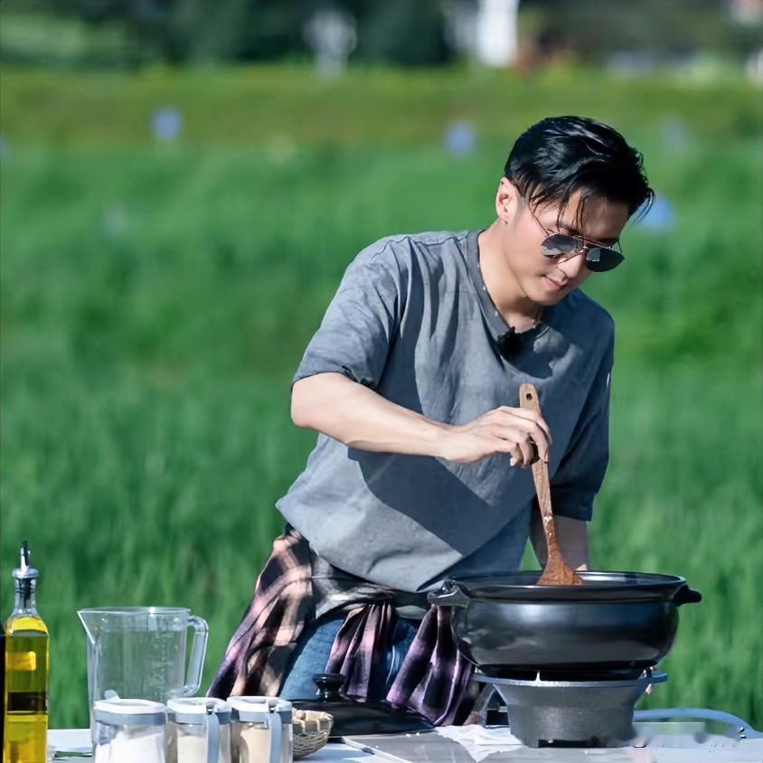 本来以为谢霆锋去哈尔滨就是馋那一口铁锅炖，结果咱们还是太天真了。

转头人家就换