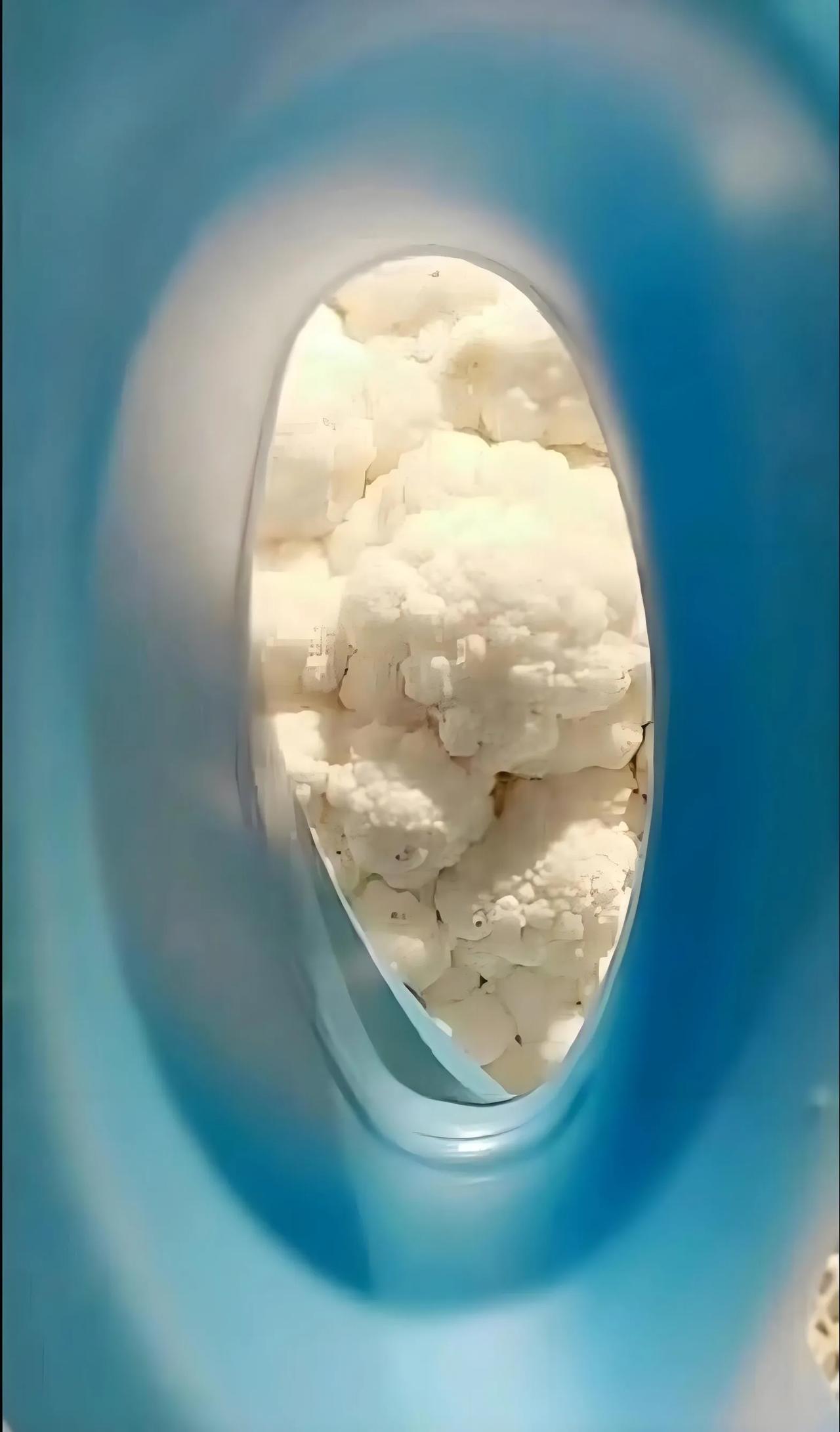 第一次坐飞机好激动，窗外的云朵好漂亮！