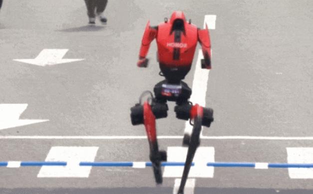 宇树称打破人类1500米世界纪录，“闪电”夺冠 士别一年何止刮目相看！

我自问