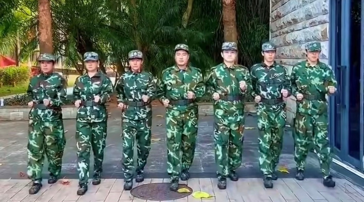 依旧眼压人群中最白最端正的那个人一定就是我哥哥