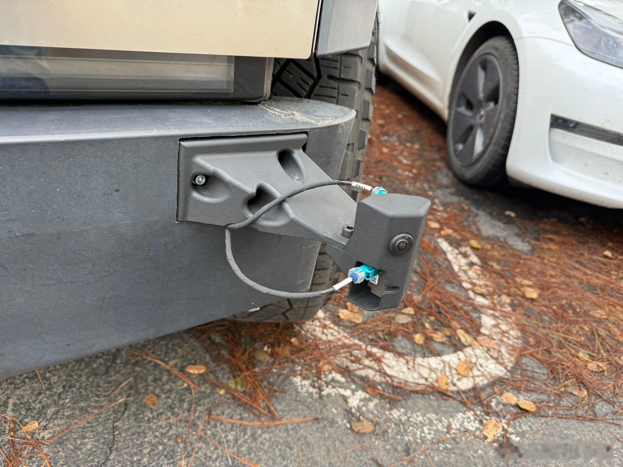 特斯拉的测试车又引入了更多的传感器，除了布置的车顶的激光雷达和摄像头，在前杠位置