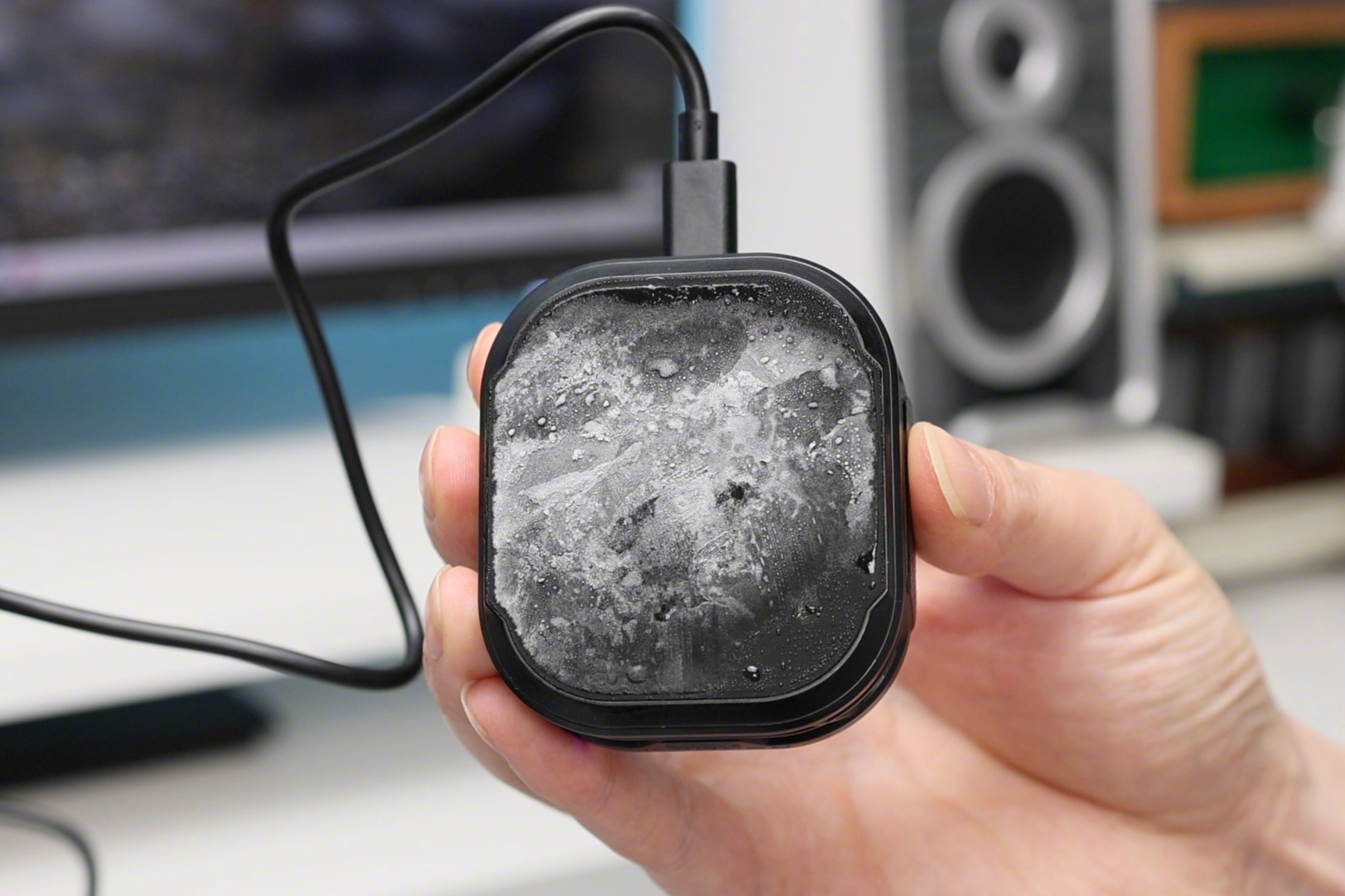 红魔散热器8Pro太强了，打开破坏神模式：没几分钟，直接结冰…夏天到了，经常打手