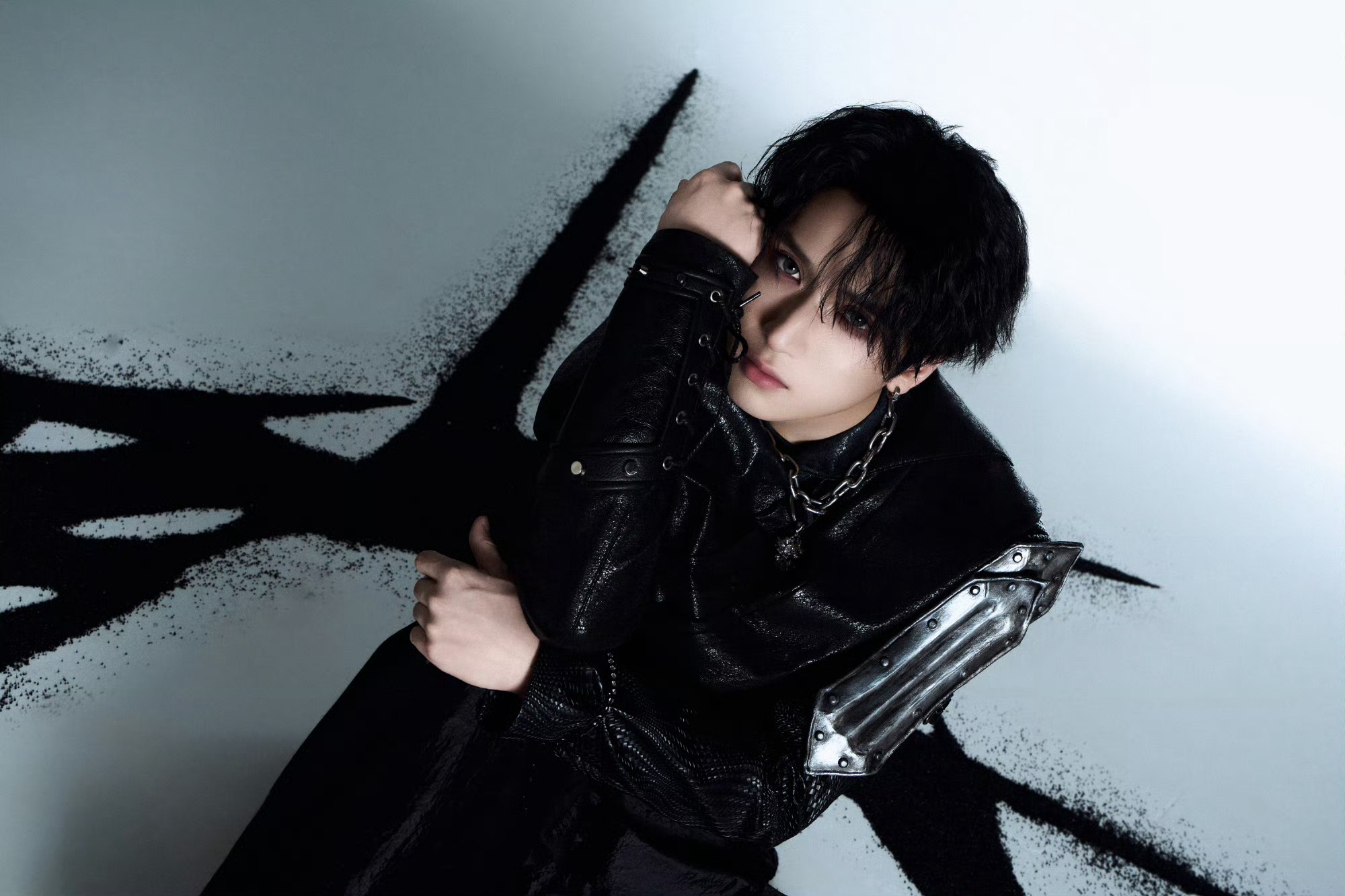 严浩翔完全魅魔来的 严浩翔《刺》单人大片耳钉+眼神杀，暗黑系完全魅魔来的帅到失语