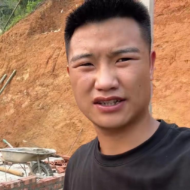 小潘和小秋在越南给小叔盖房子，孩子没有人看，就自己在那玩，大家都说丈母娘为什么不