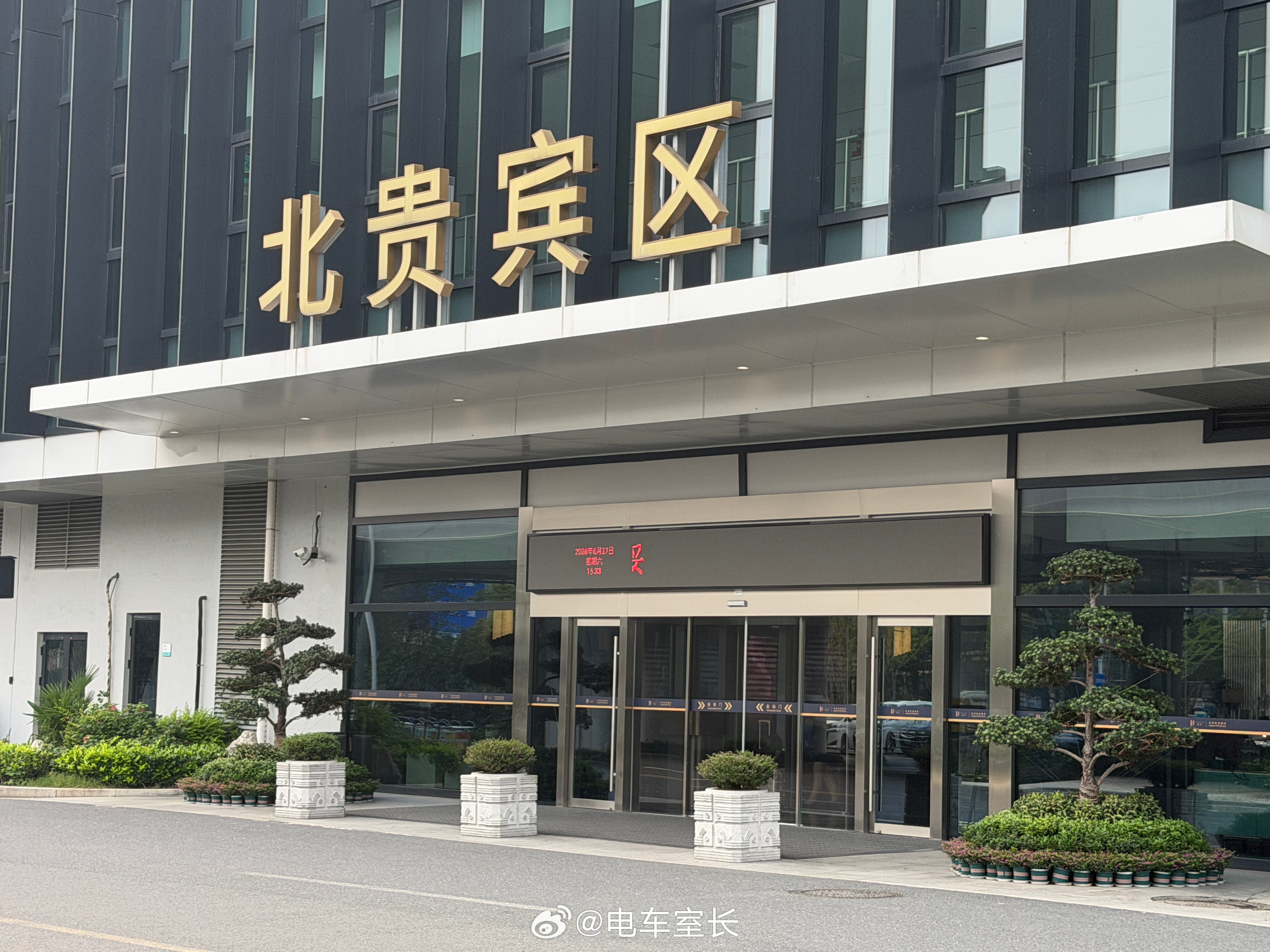 杭州机场贵宾厅的要客停车区，理想是真多啊，从ONE到L到MEGA 