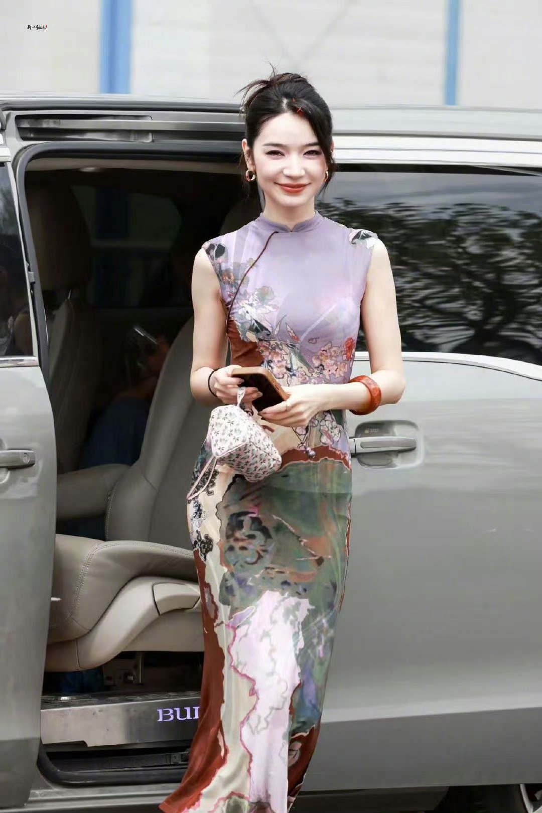 代斯好像从画里走出来的美女呀，旗袍造型太好看了 